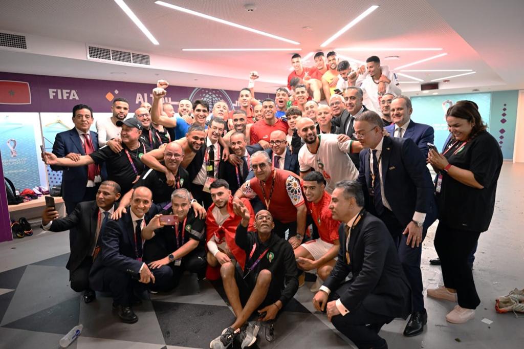 السيد عبد اللطيف الحموشي؛ والسيد ياسين المنصوري يتوسطان المنتخب الوطني بقطر