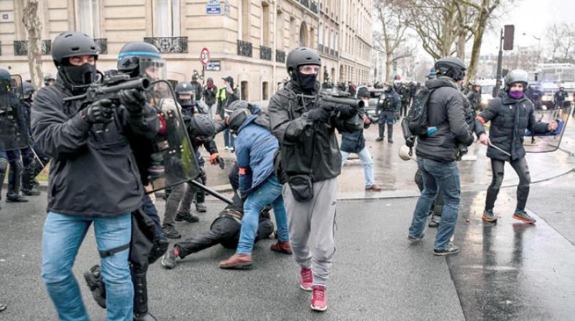 اعتداء جسدي لامنيي فرنسا على محتجين في مسيرة ضد غلاء المعيشه 