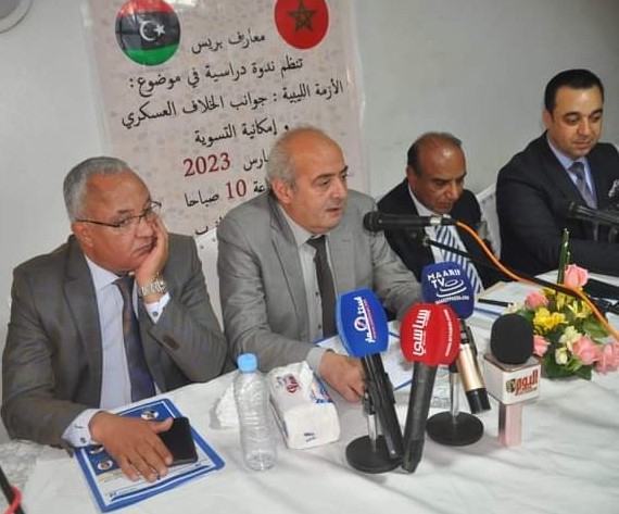  الأخ رشيد قنجع مقرر الندوة يتلو التوصيات 