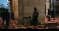 ملثمون فلسطينيون يهاجمون الاقصى