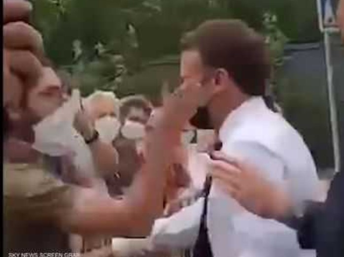 واحدة من عشرات الصفعات التي تلقاها ماكرون بالشارع العام بفرنسا