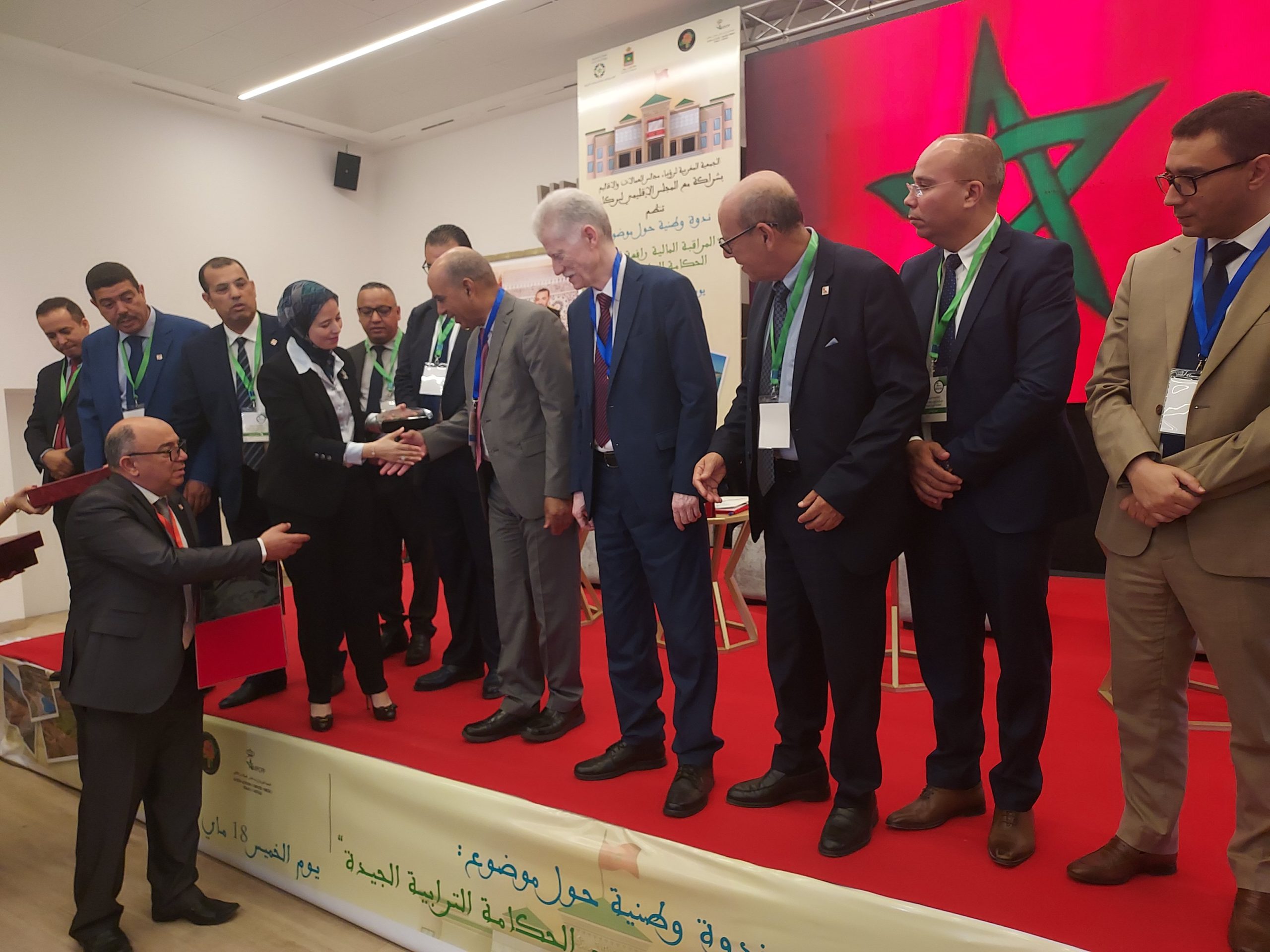 صورة جماعية لرؤساء مجالس العمالات والاقاليم يتقدمهم السيد عبد العزيز الدرويش