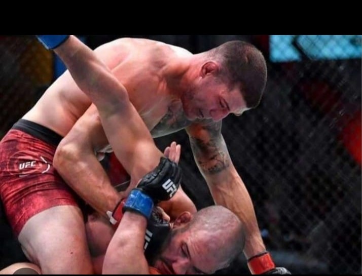 البطل الكندي دي اللياقة البدنية العالية يوجه الضربات القاضية للبطل الافتراضي أبو زعيتر