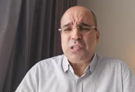 المعارض الجزائري أنور مالك يفضل مؤامرات الضباط الجزائريين 