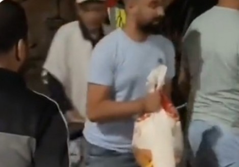 نصف كيس من طحين من مواطن فقير لضحايا الزلزال