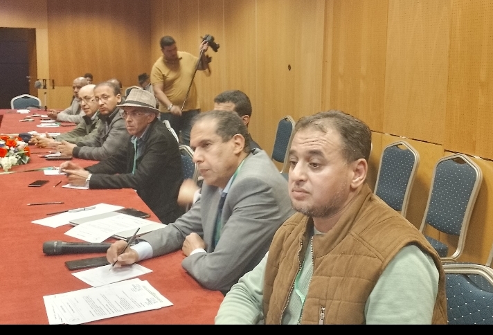 جانب من الحضور في اجتماع  عزيز فرتاحي رئيس الجامعة الوطنية 