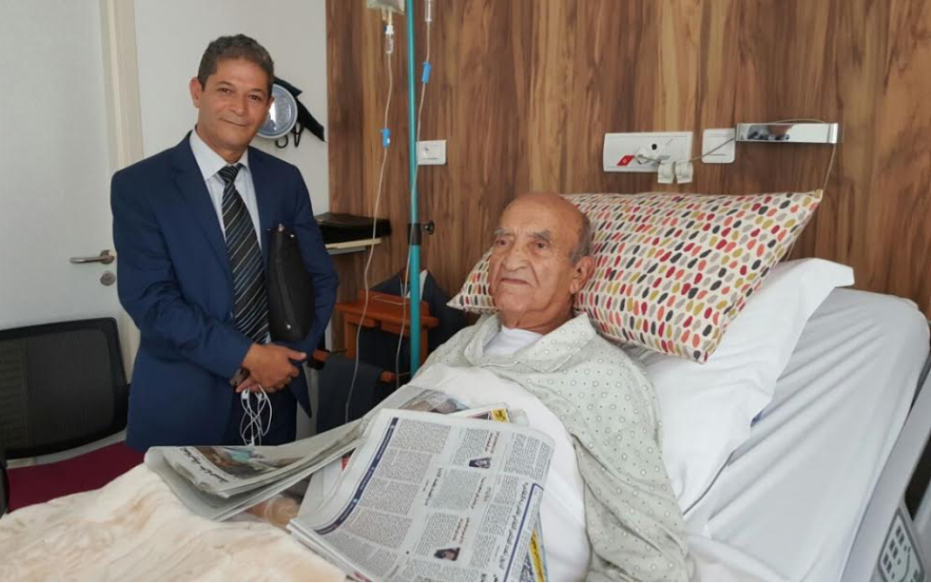 مدير جريدة معاريف بريس الى جانب عبد الرحمان اليوسفي