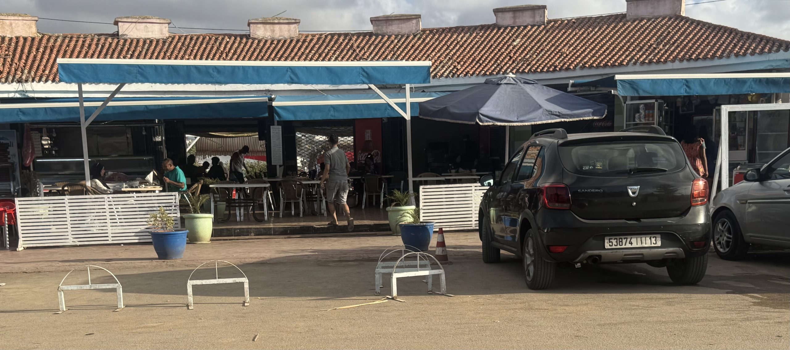 احتلال الملك العام من طرف أصحاب المقاهي يزيد من فوضى السير والجولان