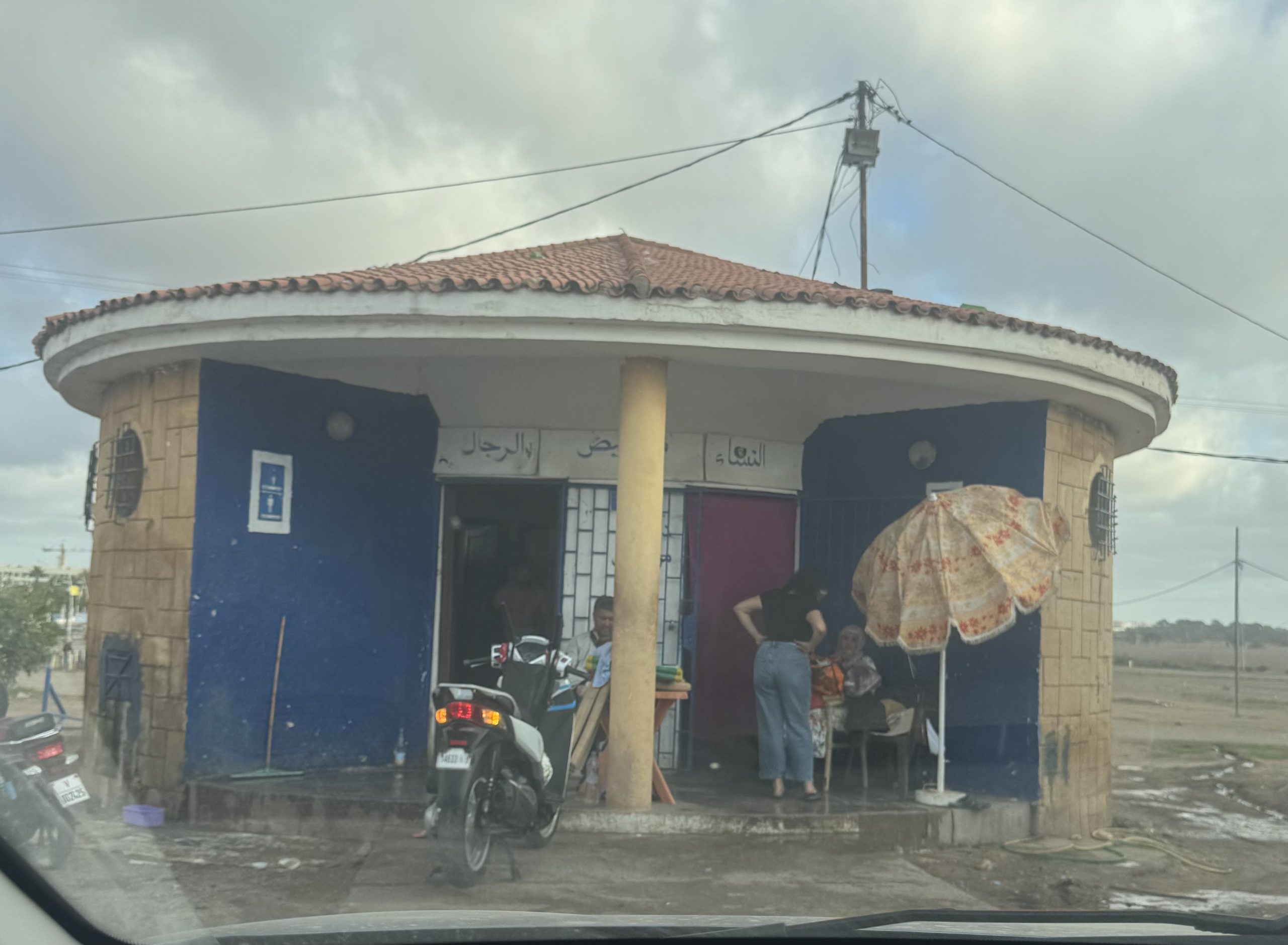 مراحيض عمومية تستغل بطرق عشوائية من دون بيئة نظيفة