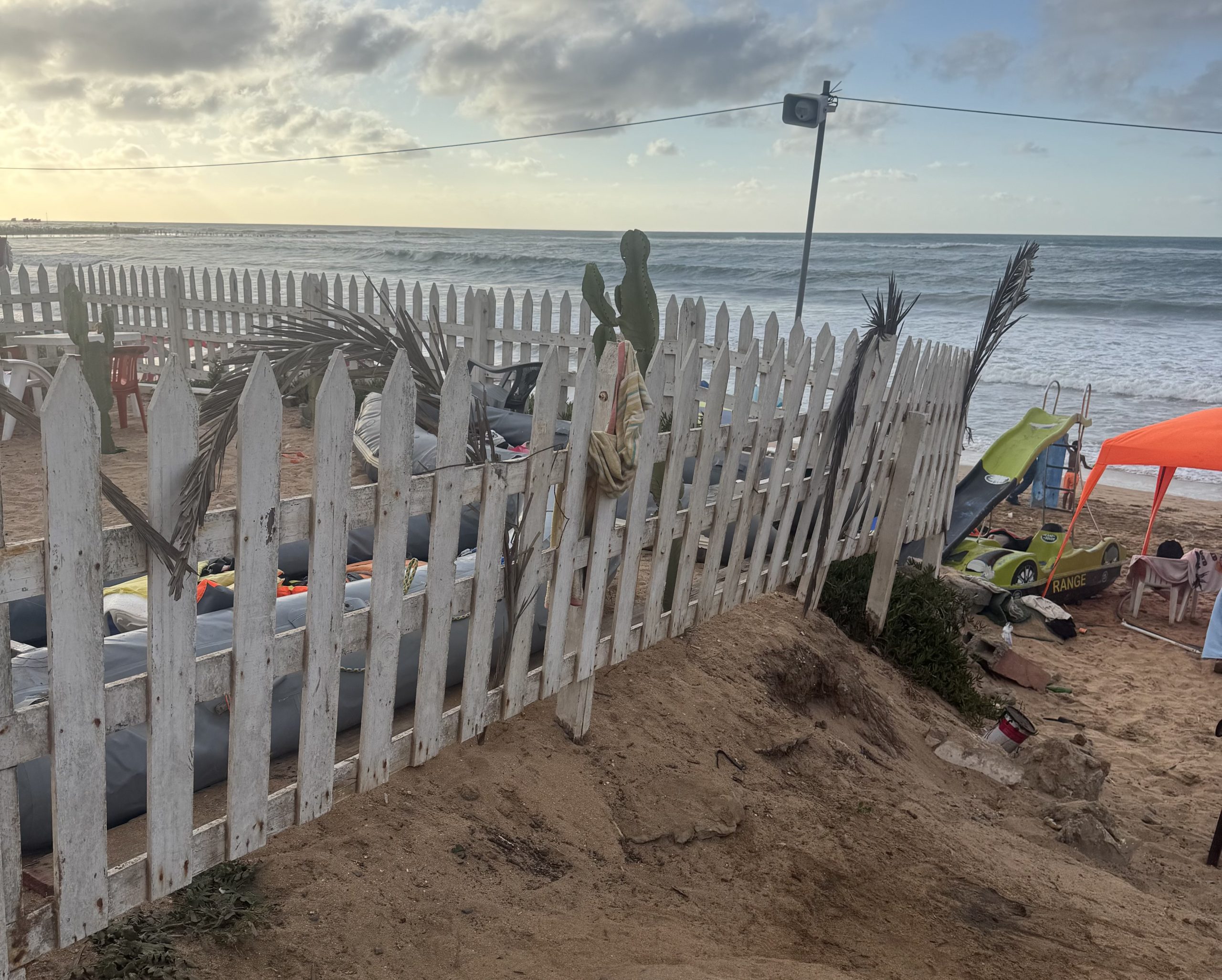 منازل إسمنتية تحتل رمال شاطئ بوزنيقة