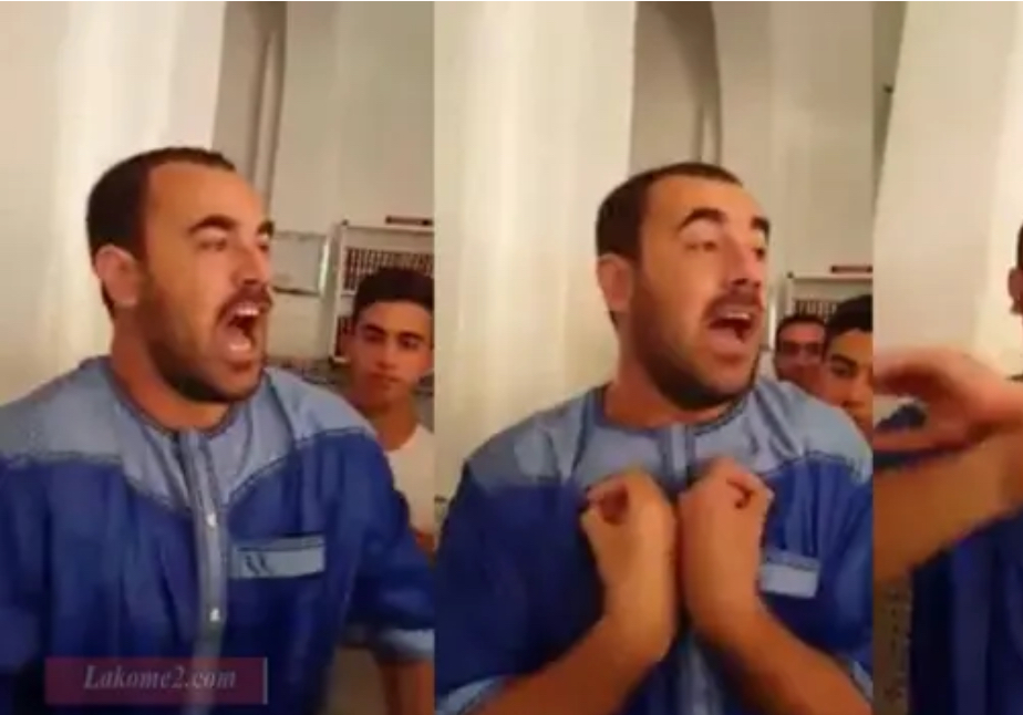 ناصر الزفزافي حين اقتحامه مسجدا يوم الجمعة والاعتداء على مصلين