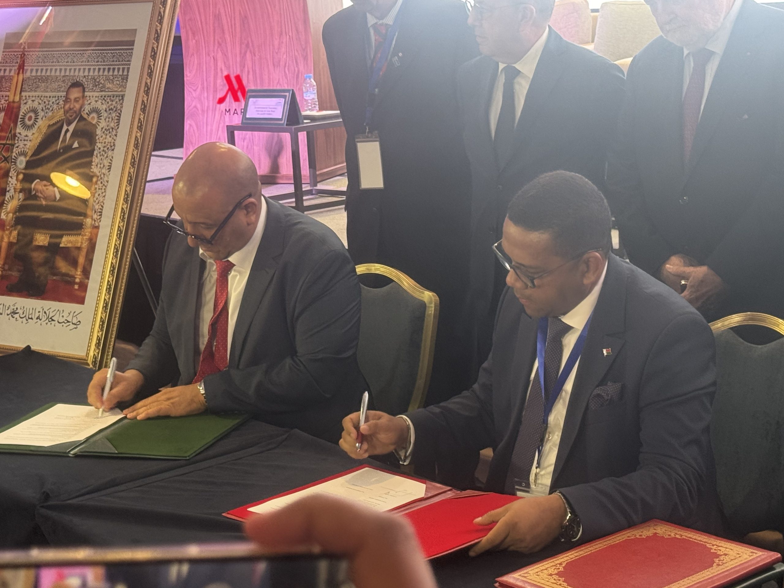 عزيز فرتاحي يبرم اتفاقية مع الرأس الأخضر