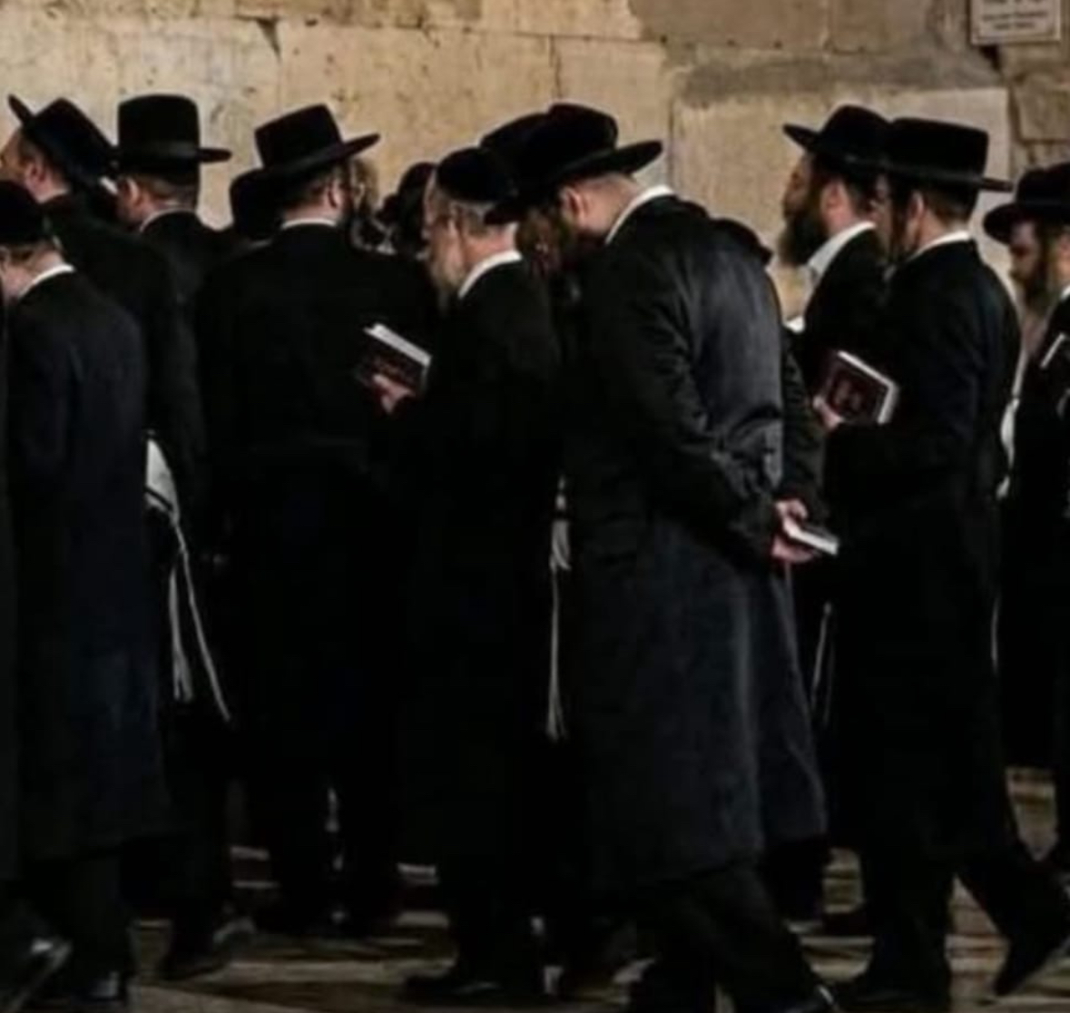 يهود يؤدون طقوسهم الدينية بباب دكالة بمراكش